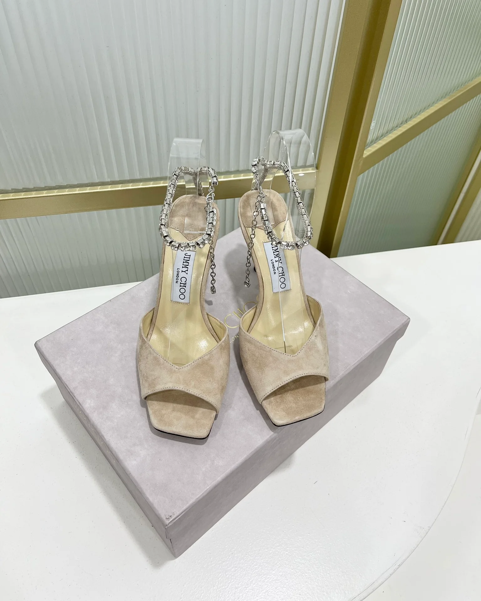 Jimmy - Новинка 2023 года - Босоножки на высоком каблуке с открытым носком и цепочкой - 8-5 см - Абрикосовый цвет