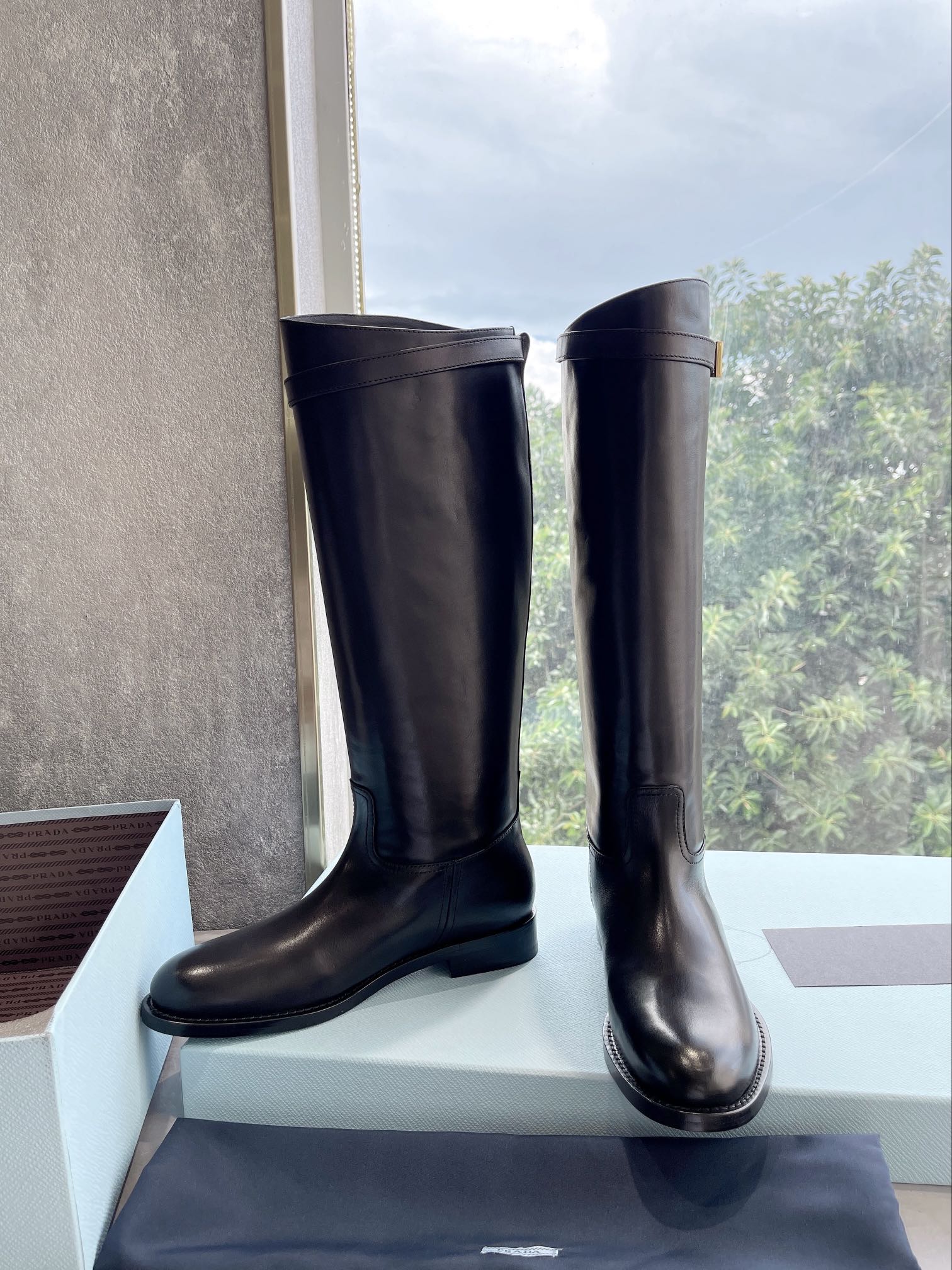 Новинки Prada весна/лето 2022 - Классические сапоги для верховой езды - Высокие сапоги