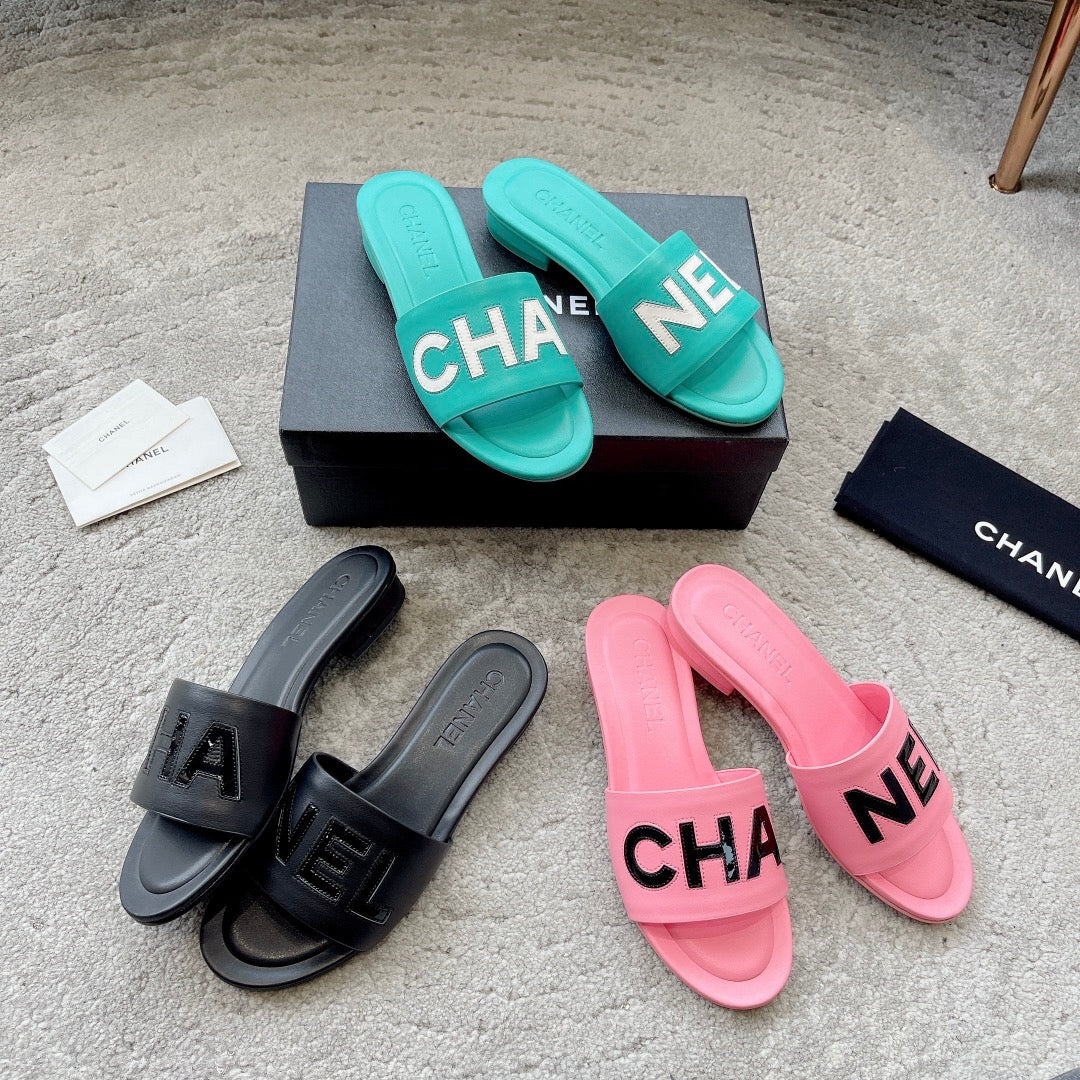 Новинка сезона весна/лето 2023 от Chanel - Тапочки с цветными блоками и буквами - Цвет озерно-зеленый