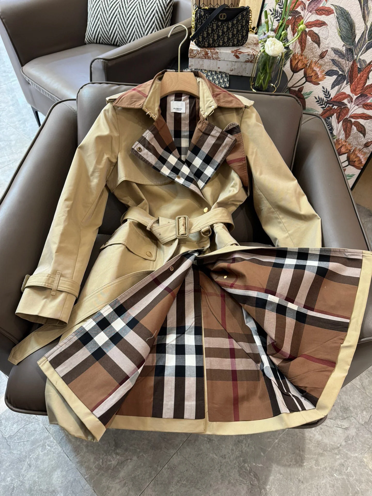 Тренч средней длины Burberry 2403 в клетку с цветовыми блоками, цвет хаки.