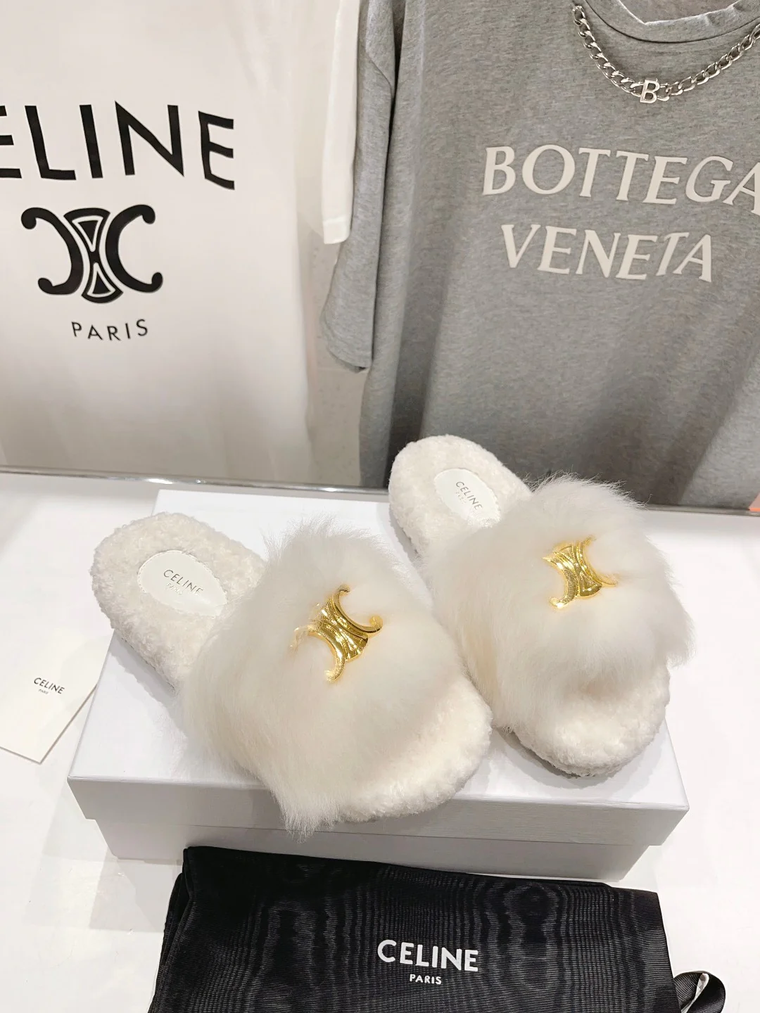 Новинка сезона осень/зима 2023 от Celine - Шерстяные тапочки - Перекрестный крой - Белый - 1