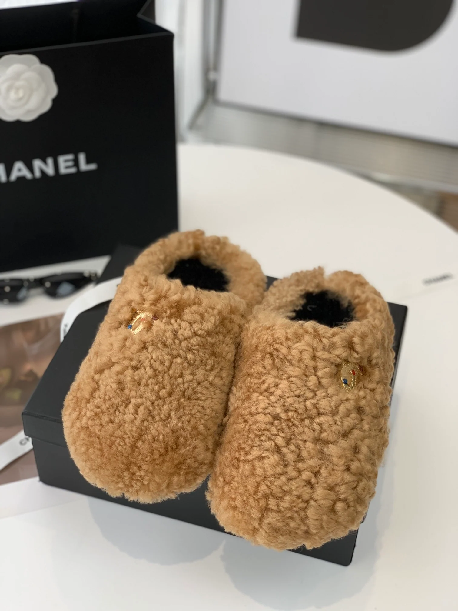 Шерстяные тапочки Chanel 2022 с металлическим логотипом и драгоценными камнями - Размеры 35-39-40-41 (изготовление на заказ) - 1 шт.