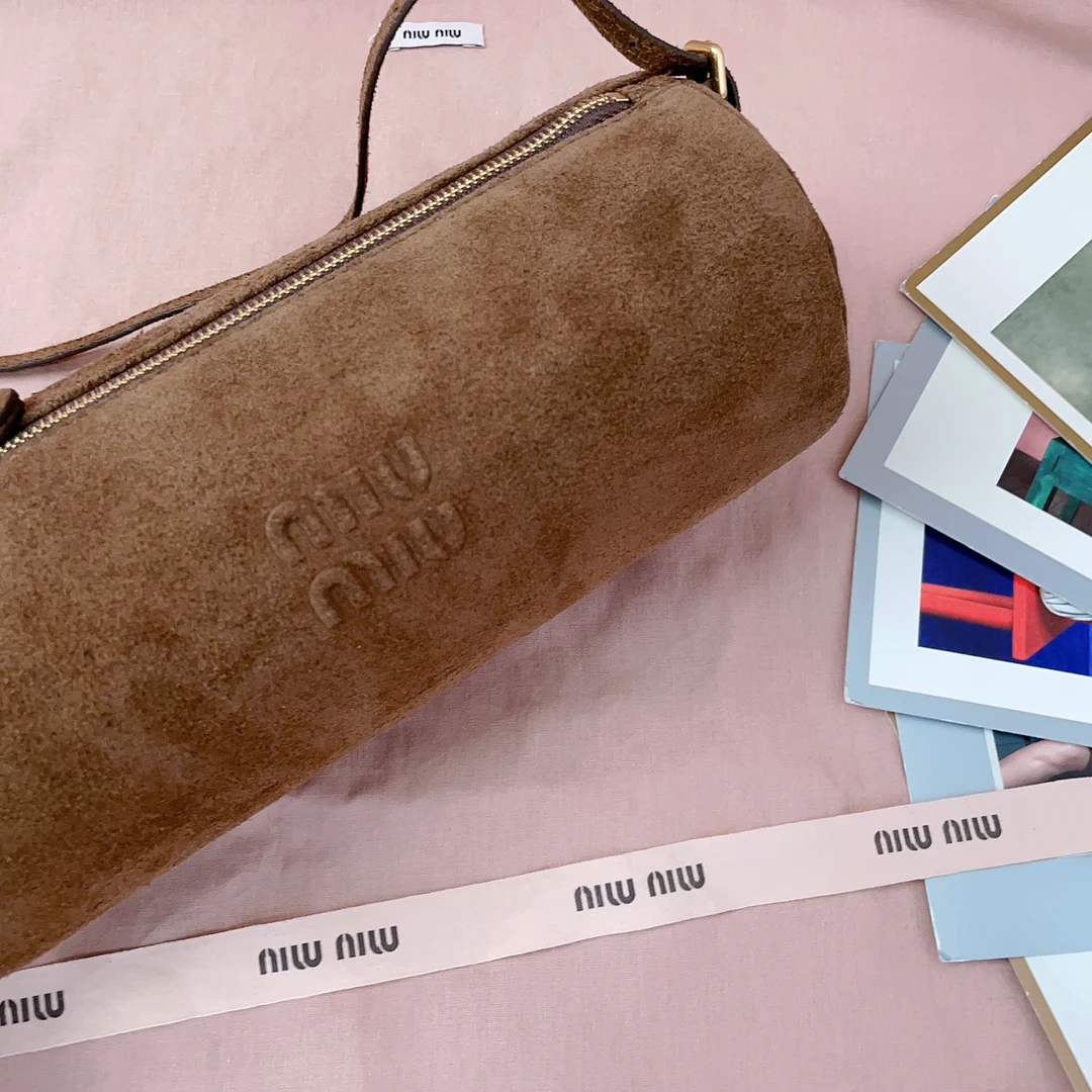Сумка Miu Miu 5ne851, маленькая цилиндрическая, замшевая, темно-коричневая.