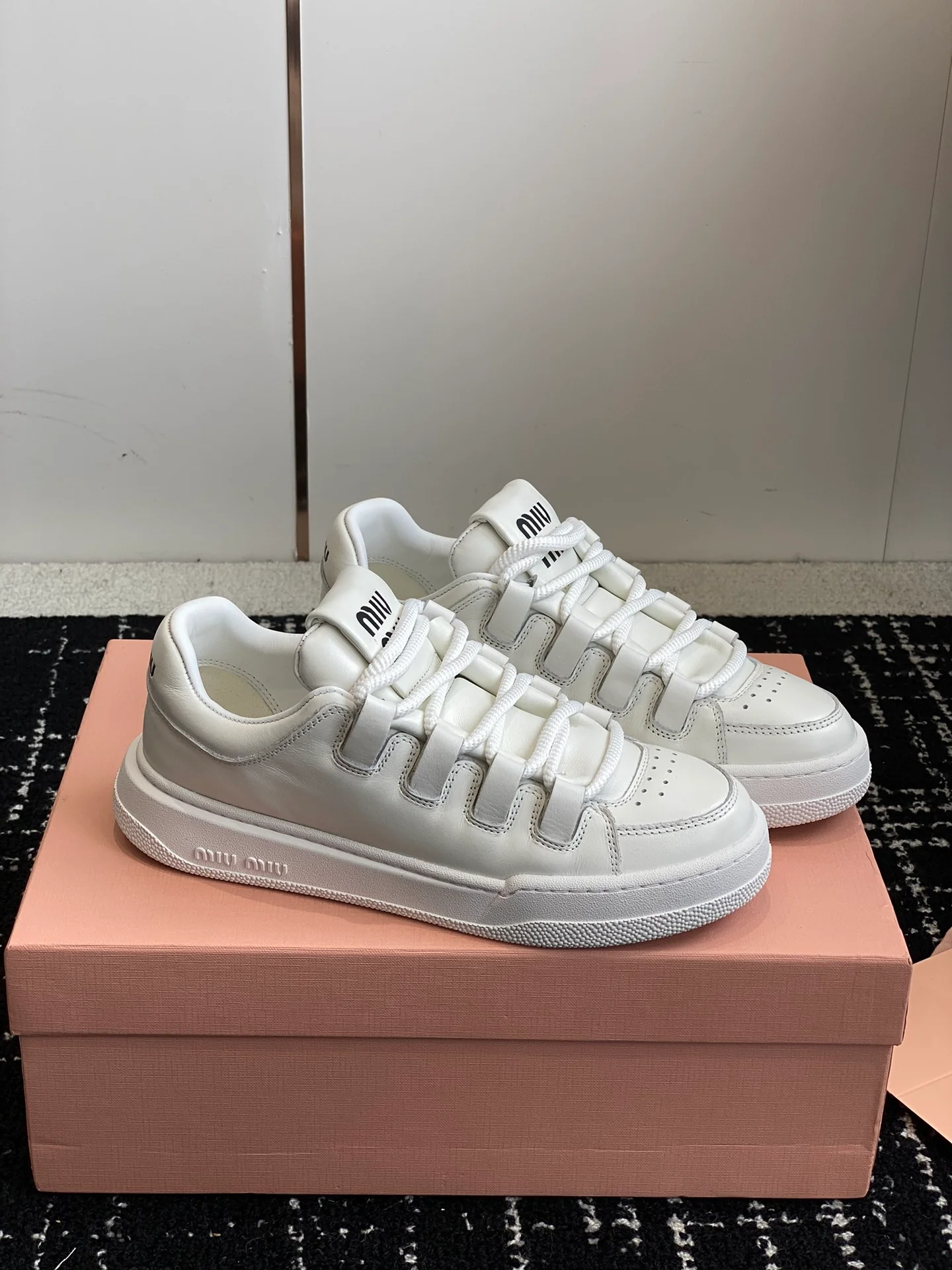 Кроссовки Miu Miu в стиле ретро с эффектом потертости - Повседневные кроссовки - Off-White