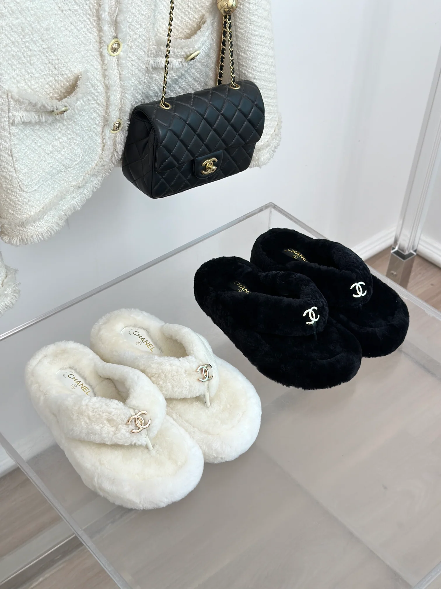 Новинка 2023 года от Chanel - Шлепанцы с меховой задней частью - Белые