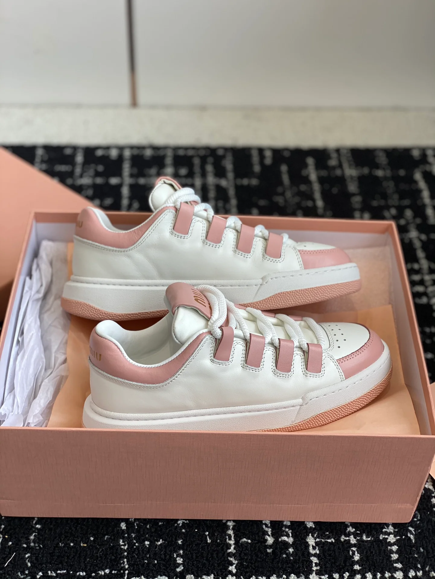 Кроссовки Miu Miu в стиле ретро с эффектом потертости - Повседневные кроссовки - Розовые