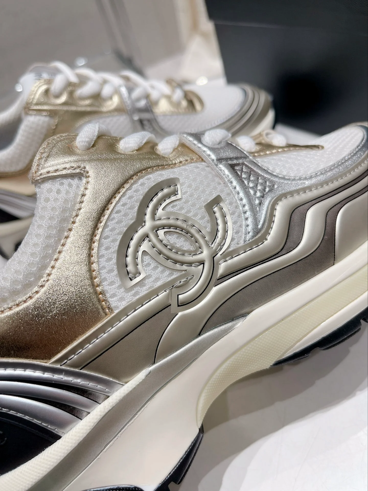 Новинка весенней коллекции Chanel 2023 года - Дышащая сетка - Повседневные кроссовки - Серебристо-золотые