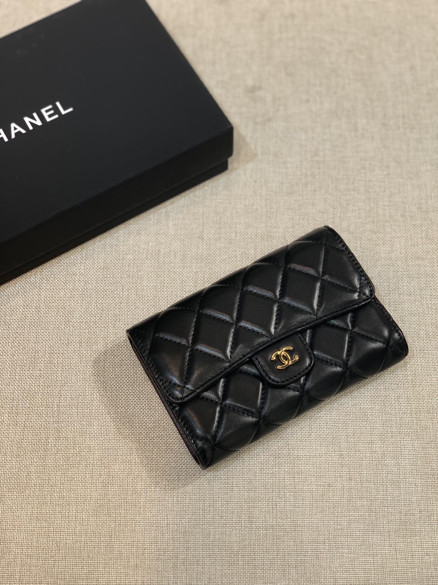 Очки Chanel Classic CF Tri-fold Frame - черная овечья кожа с золотой пряжкой