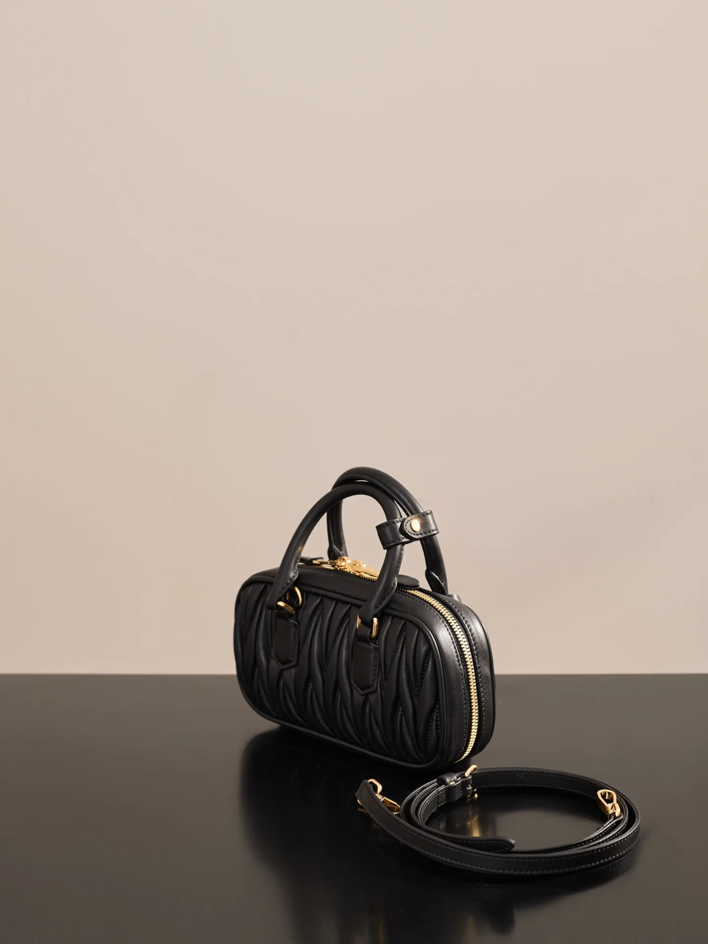 Miu Miu-5b088m1100 - Миниатюрная плиссированная сумка для боулинга - Черная