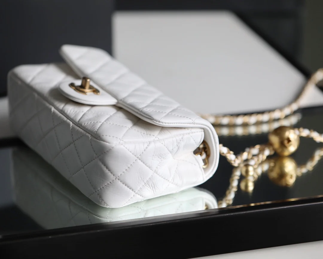 Chanel - Золотая сумка-клапан с шариком из углеродного волокна - Белая