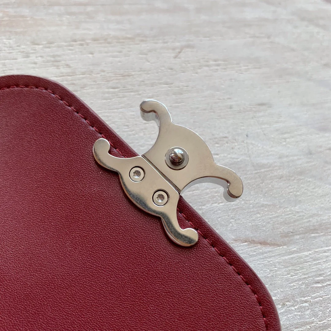 Celine TRIOMPHE 小号亮泽羊皮翻盖钱包-酒红