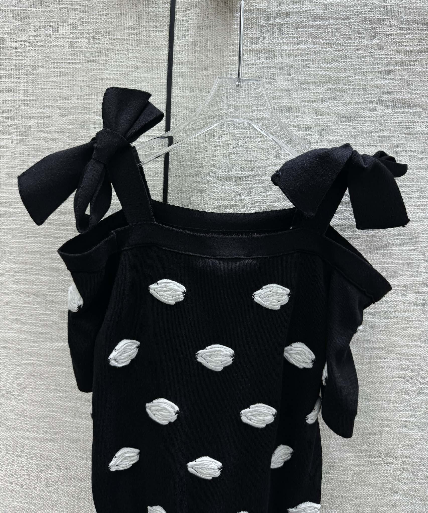 Chanel - 2403 - Вязаный топ с короткими рукавами и бантом, открытыми плечами