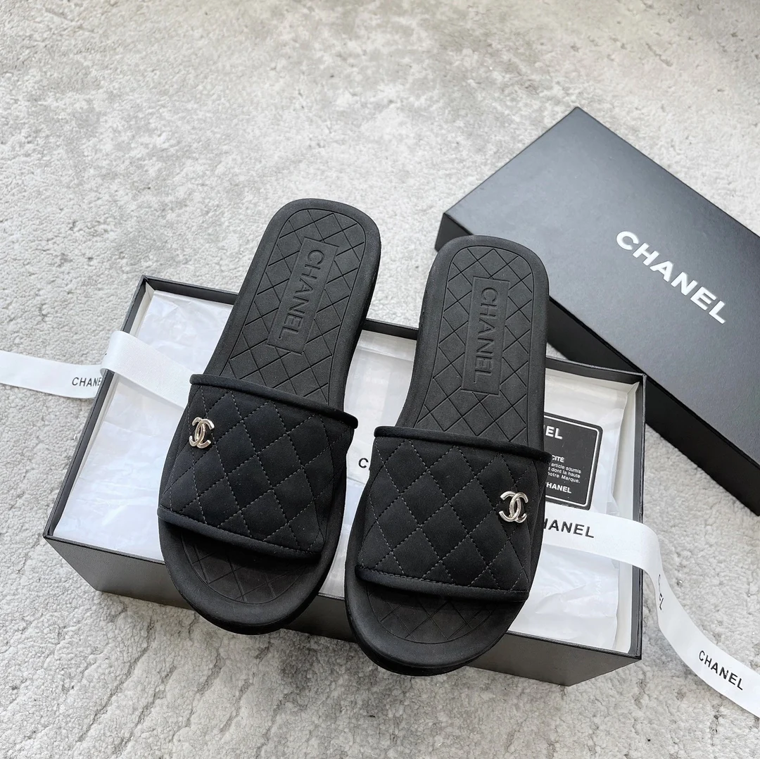 Новинка сезона весна/лето 2023 от Chanel - кожаные тапочки из овечьей кожи - черные.