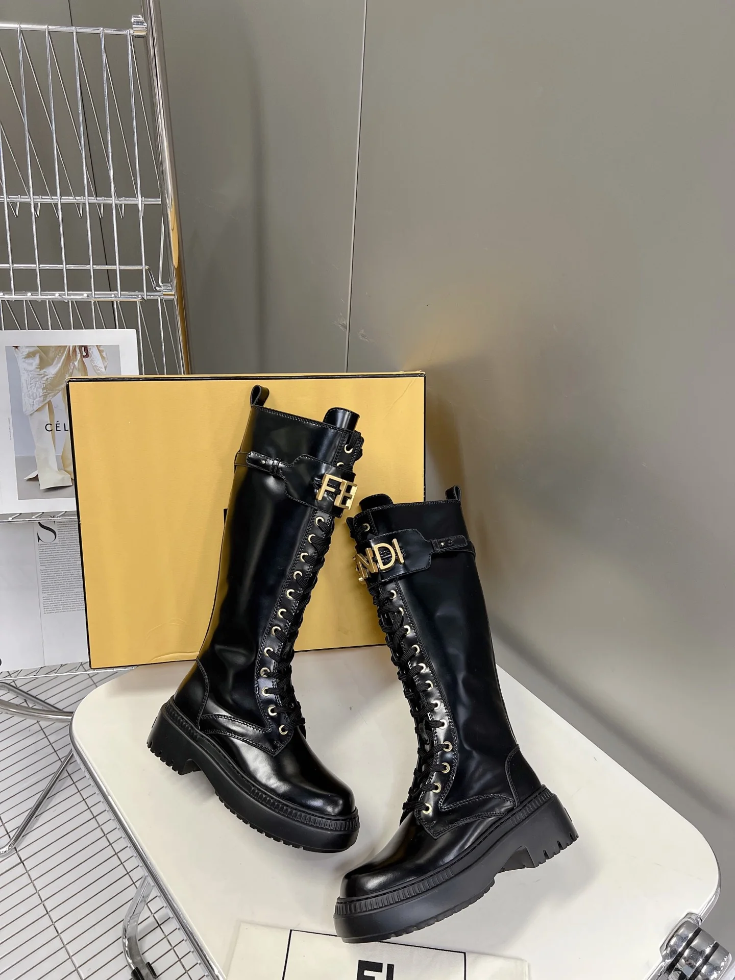 Новинка весны 2022 года от Fendi — Ботинки Martin на шнуровке с пряжкой в ??виде буквы — Черные