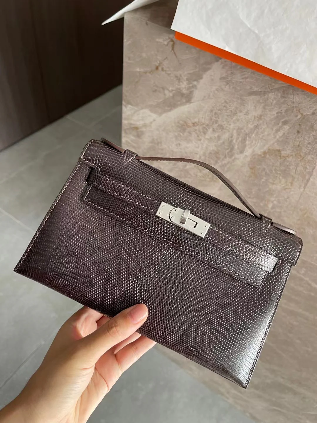 Миниатюрная сумка Hermes Kelly 1-го поколения - Кожа ящерицы - Шоколадный цвет - Серебряная пряжка