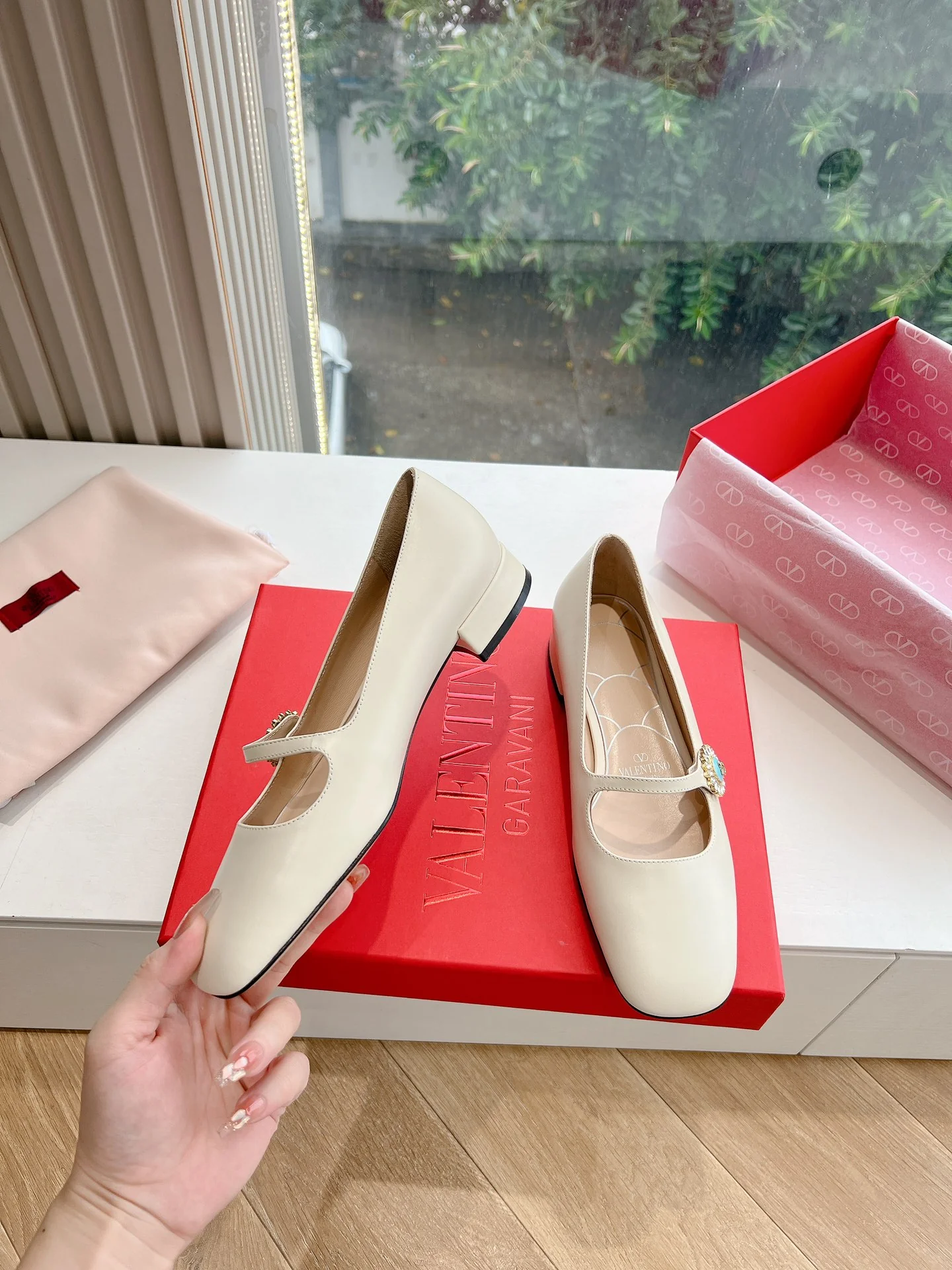 Туфли на низком каблуке с закругленным носком Valentino 2024 — белые.