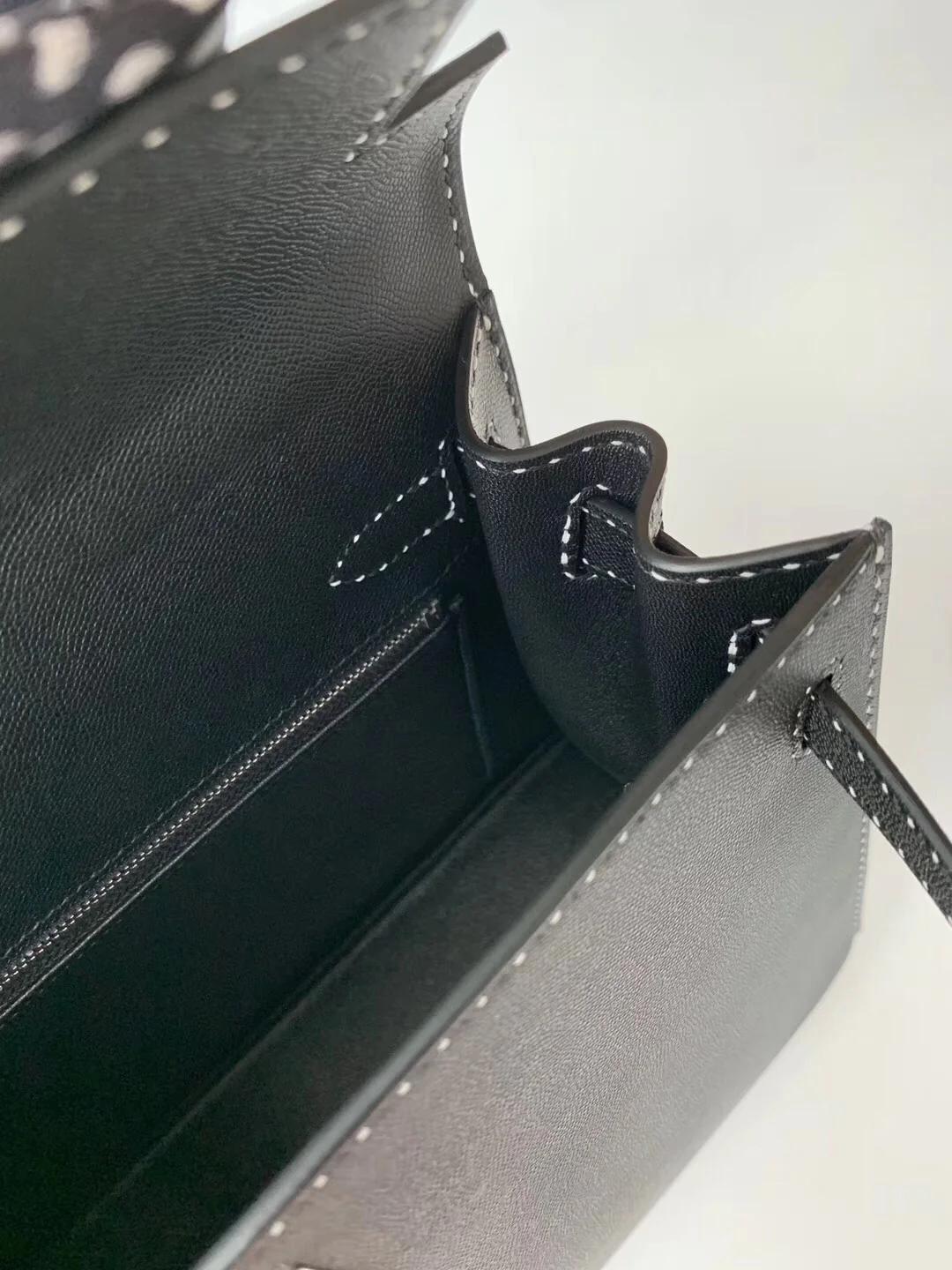 Сумка Hermes Limited Edition Miss You Kelly 28 — черная с серебряными пряжками — внешний шов