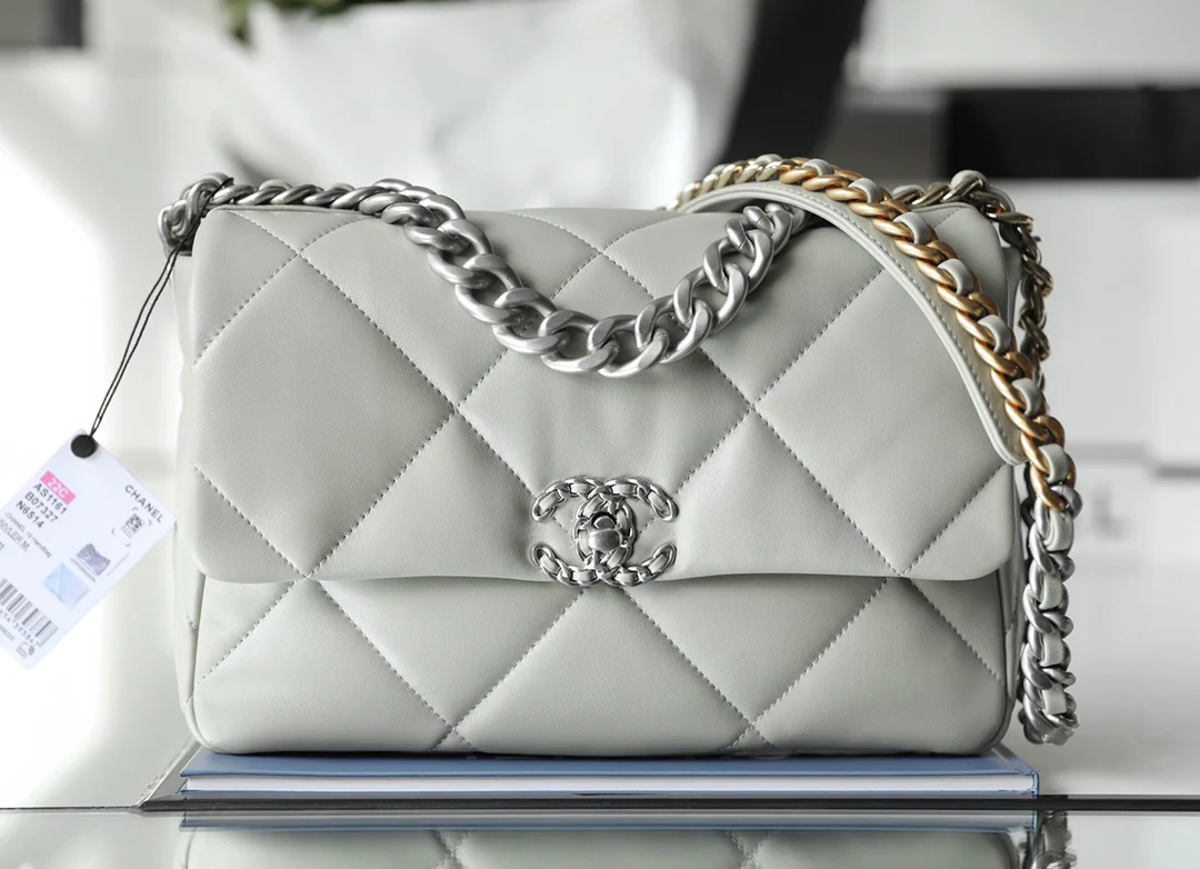 Сумка Chanel 19 - светло-серая с серебряной пряжкой - средний размер