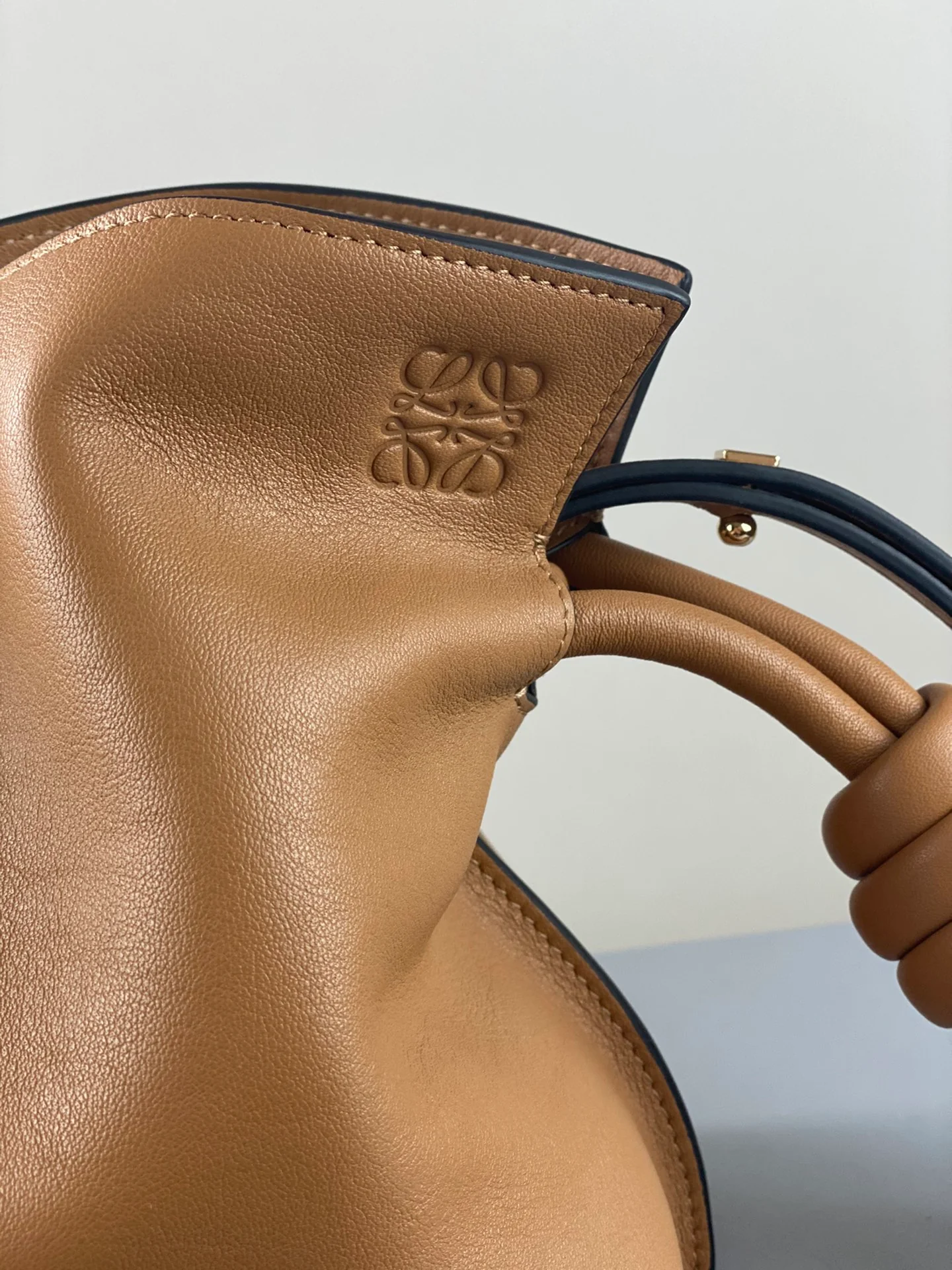 Loewe, обновленная версия 2020 года - Flamenco - Телячья кожа - Мини - Светло-коричневый