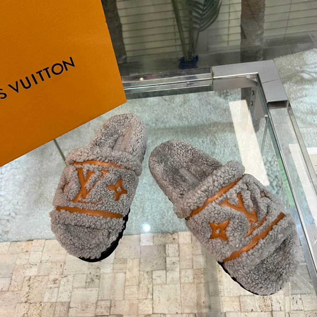Новинка весны 2022 года от LV - Меховые тапочки - Серые