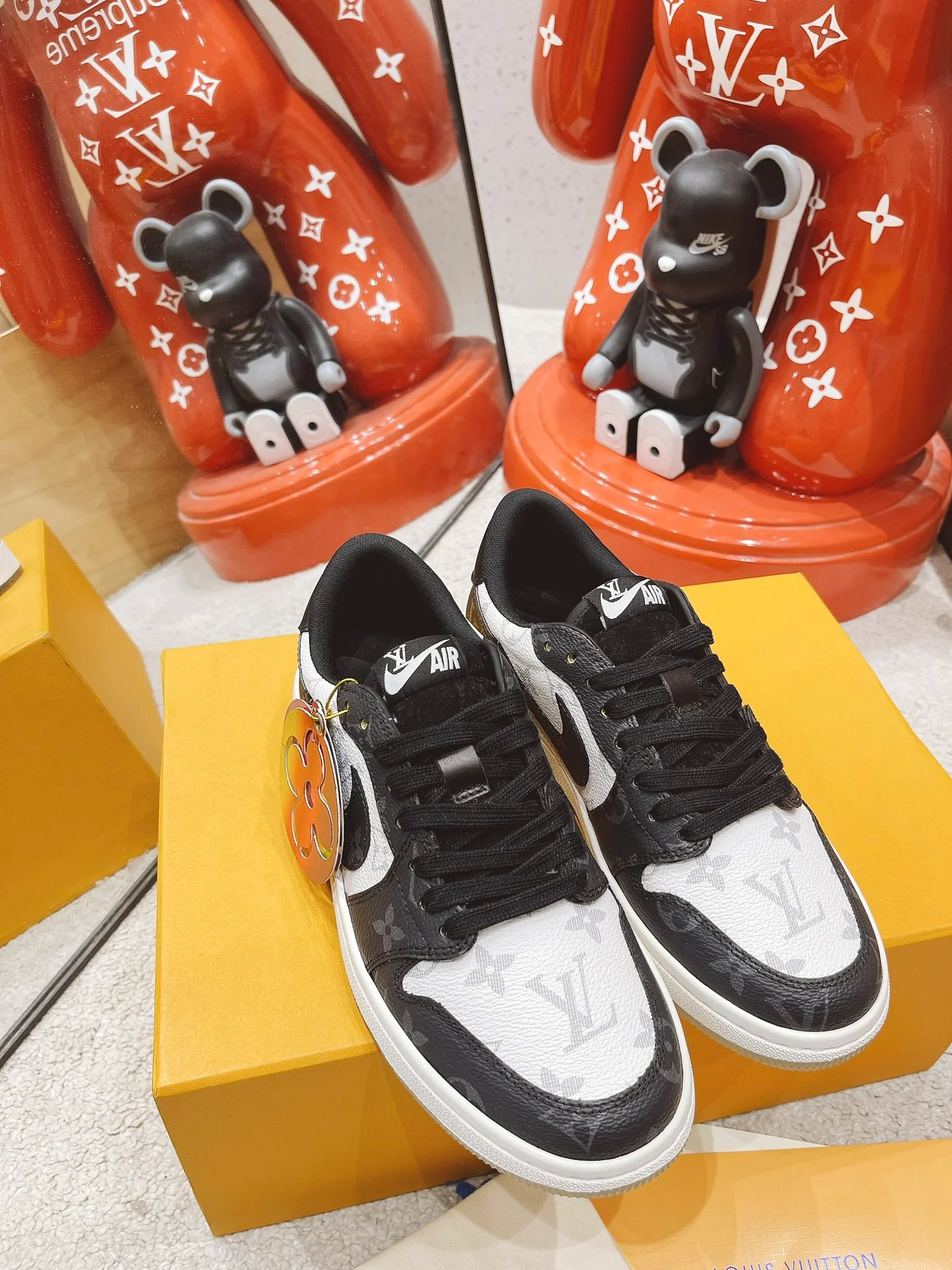 Обувь LV — обувь, созданная в сотрудничестве LV и Nike.