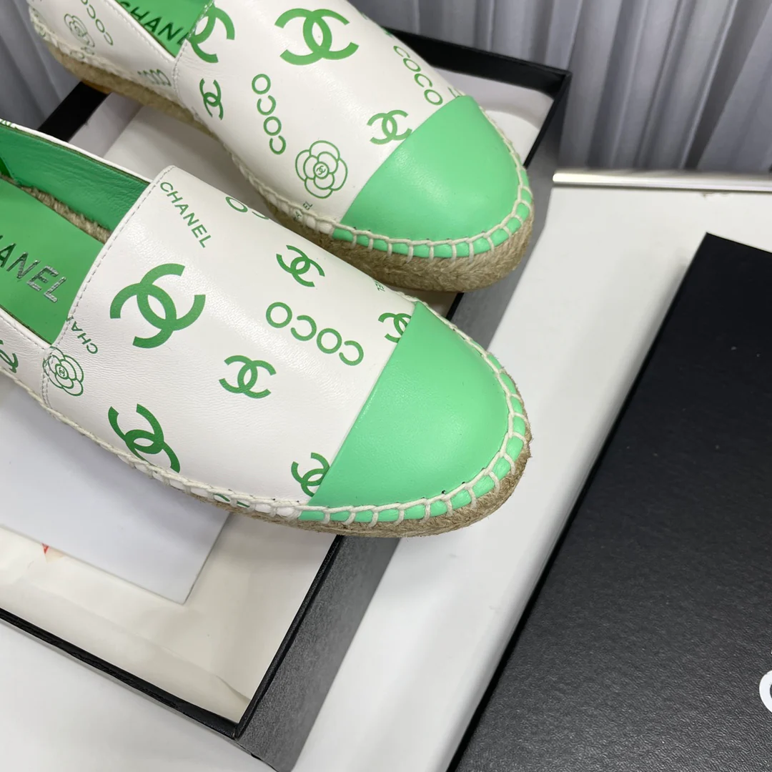 Новинка весны 2023 года от Chanel - Рыбацкие туфли из овечьей кожи - Зеленые