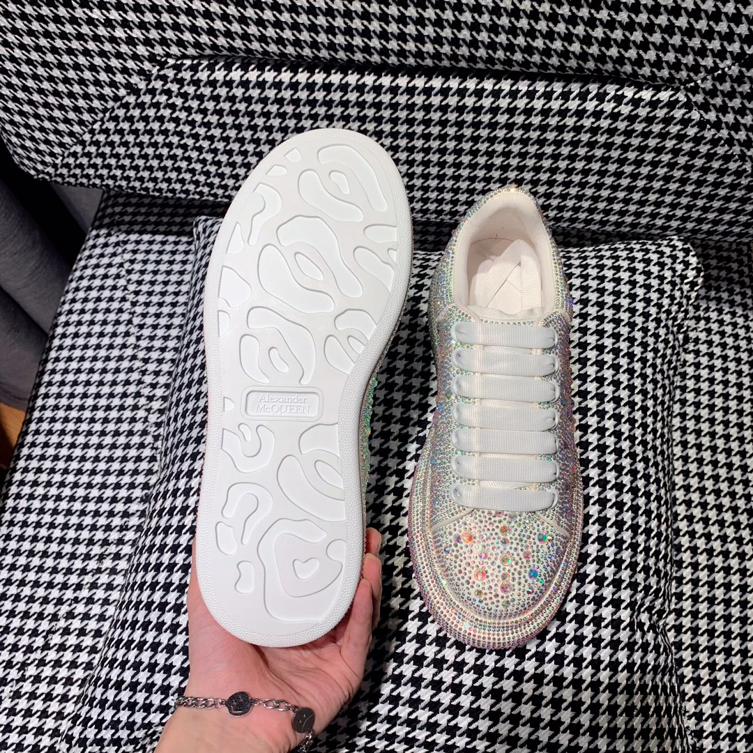 Классические белые кроссовки McQueen — серебристые с крупными бриллиантами