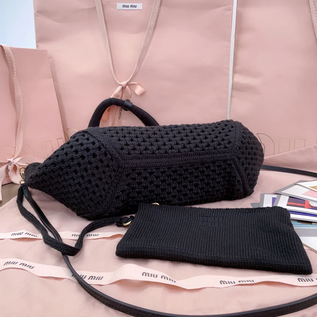 Сумка-тоут Miu Miu 5bg281 с ажурным плетением - черная