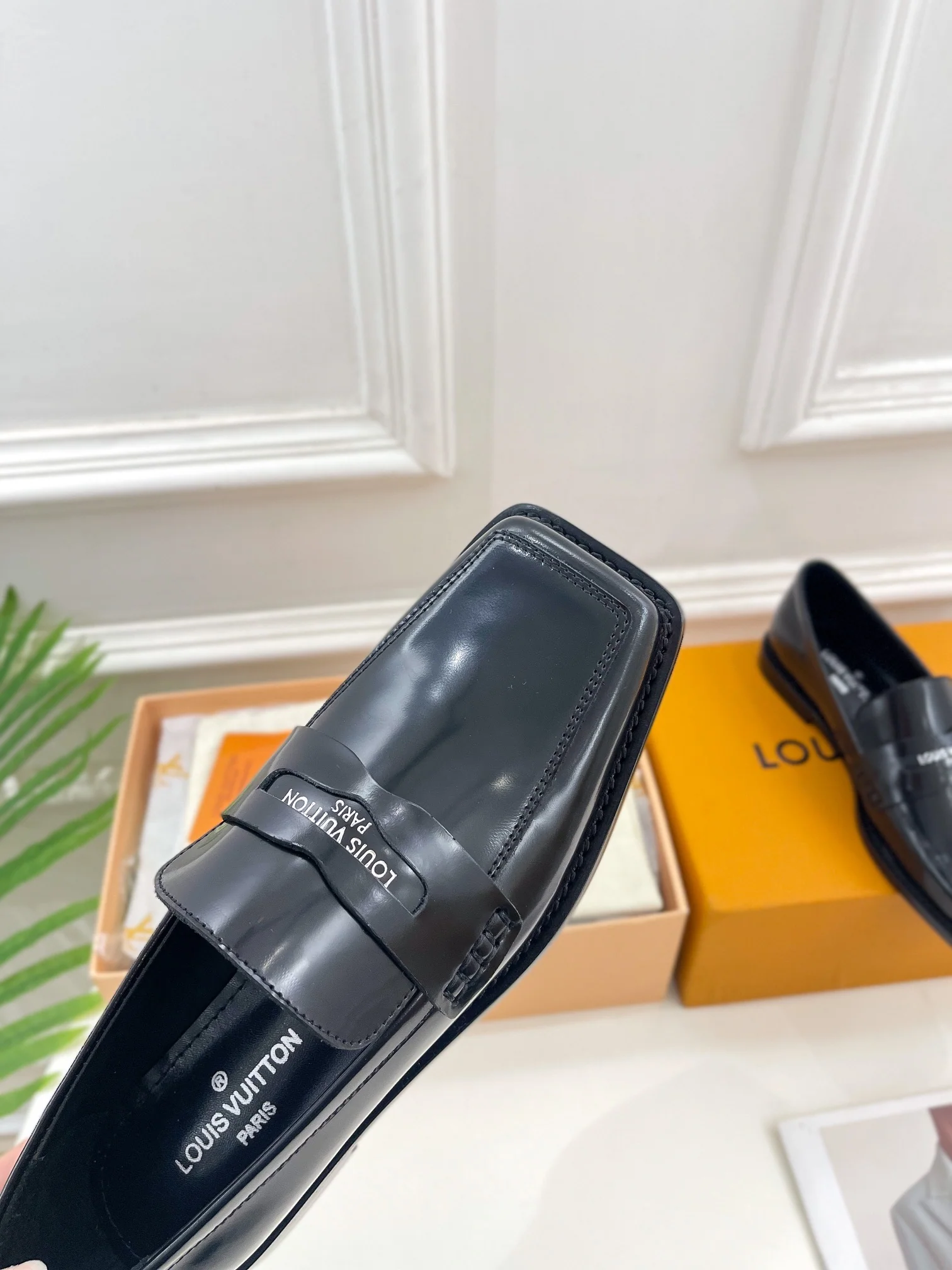 Новинка весны 2023 года от LV — кожаные туфли с квадратным носком.