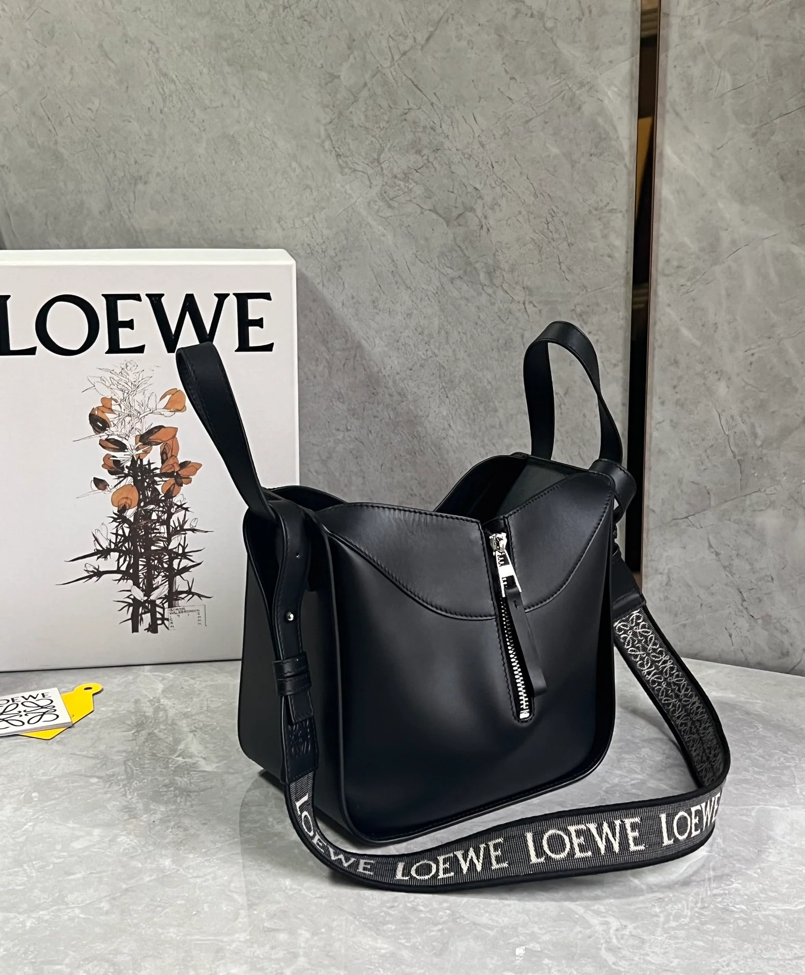 Сумка-гамак Loewe из монохромной эмалированной атласной коллекции - черная