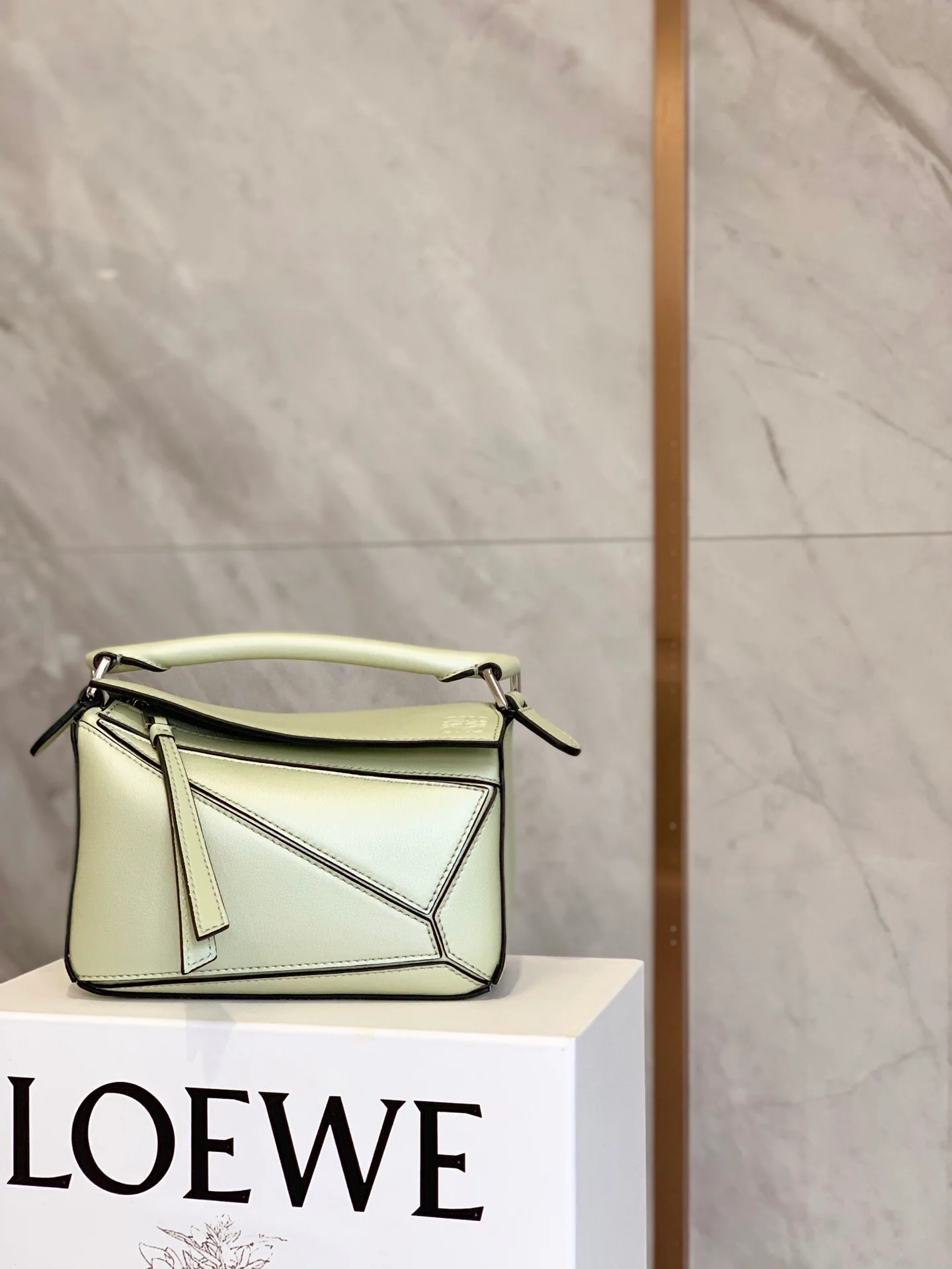 Мини-сумка Loewe Puzzle Bag из телячьей кожи