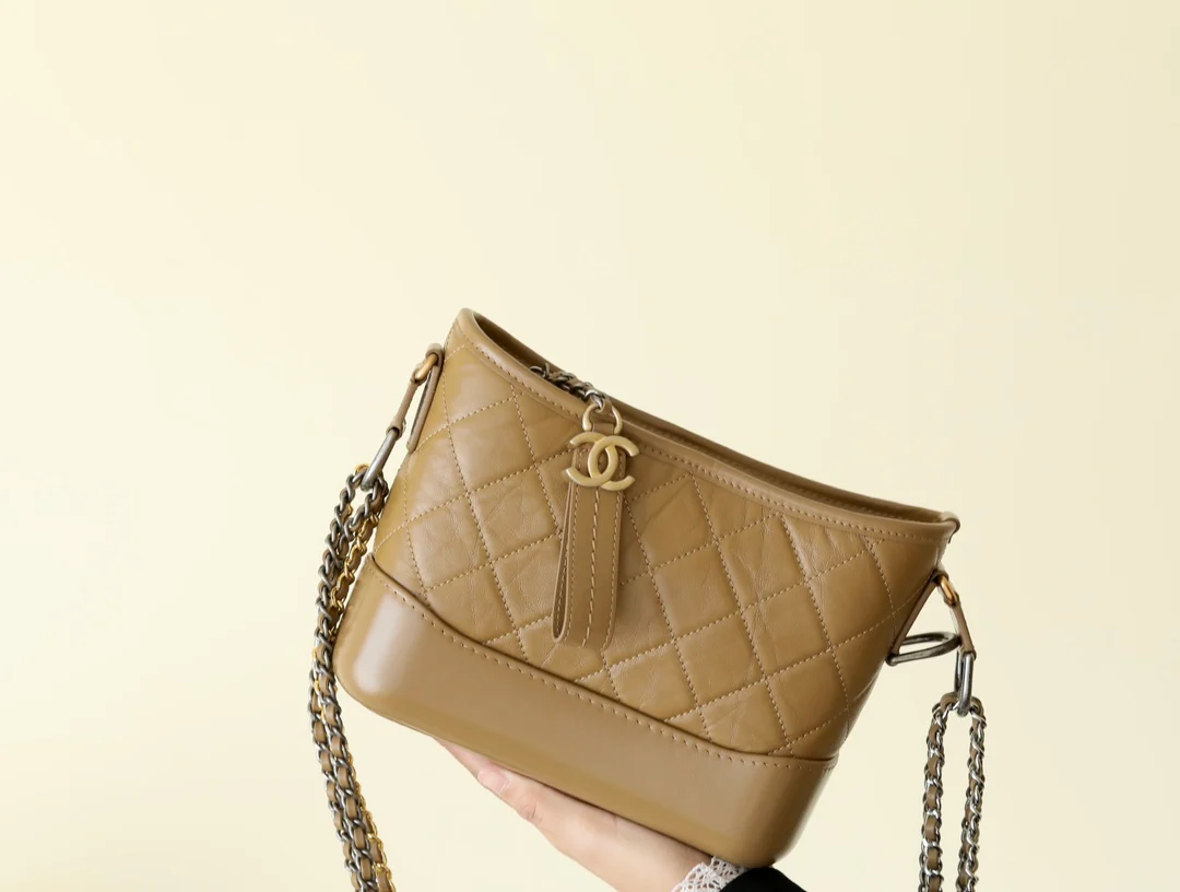 Сумка-хобо Chanel — цвет ?Молочный чай?, стеганый узор — маленький размер.