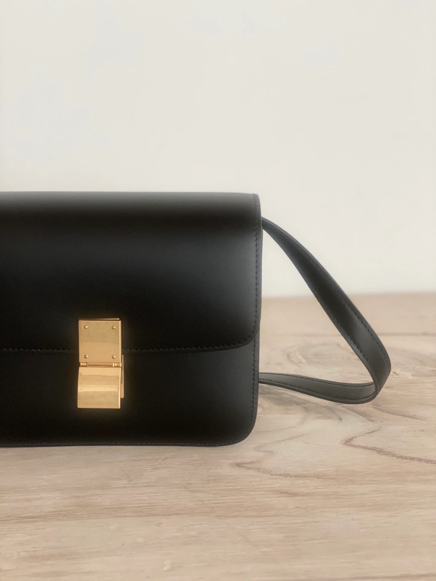 Сумка Celine Box-Tteen из полированной телячьей кожи — черная.