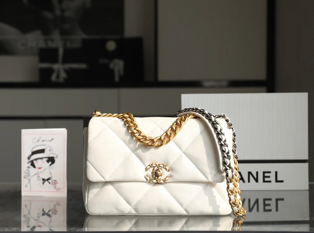 Сумка Chanel 19bag среднего размера - белая.