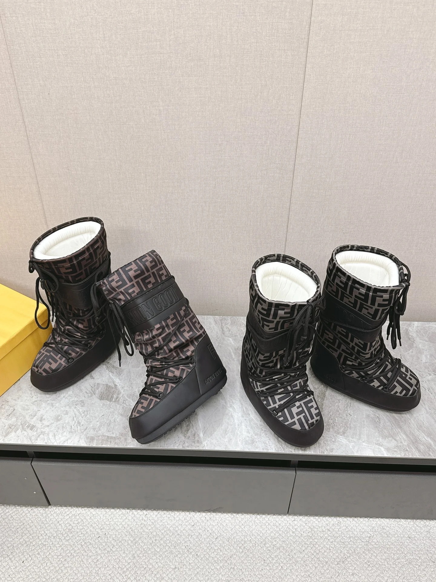 Пуховые туфли Fendi 2024 — изображение коллекции