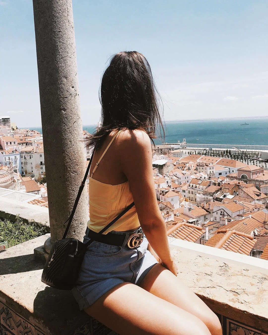 Фотосумка YSL Lou Bag — черная с серебристой фурнитурой.