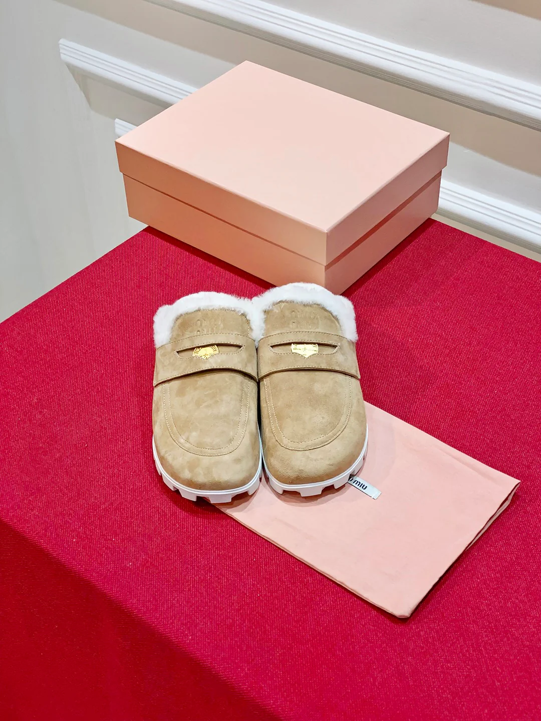 Новинка сезона осень/зима 2023 от Miu Miu - Меховые тапочки с пряжкой в ??виде монеты - Цвет хаки