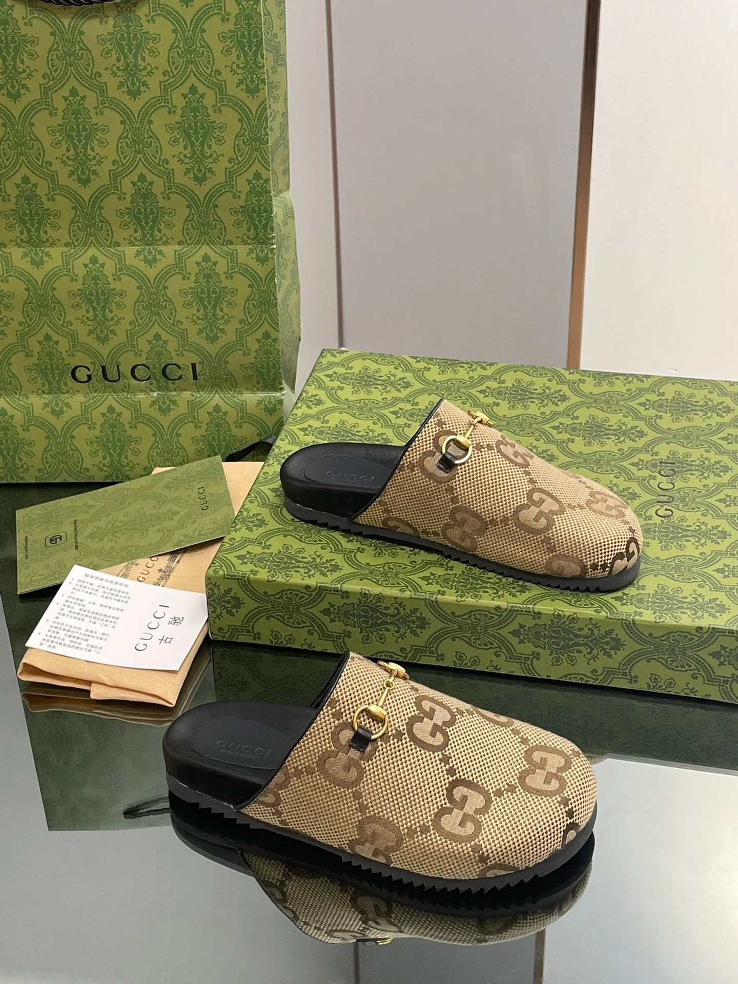 Новые поступления Gucci сезона начало осени 2023 — Мюли — Закрытые тапочки — Унисекс — Монограммная канва