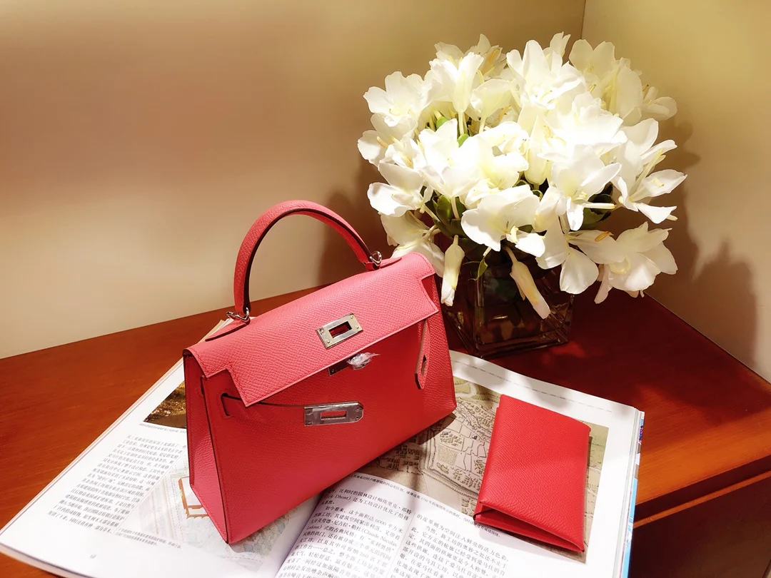 Мини-сумка Hermes Kelly 2-го поколения, 22 см, розовая, с серебряной пряжкой.