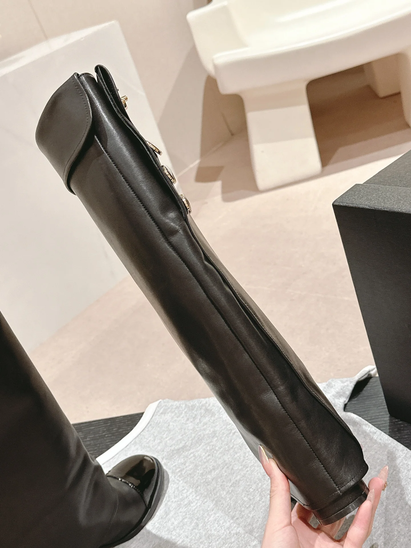 Сапоги Chanel 2024 на высоком каблуке - черные