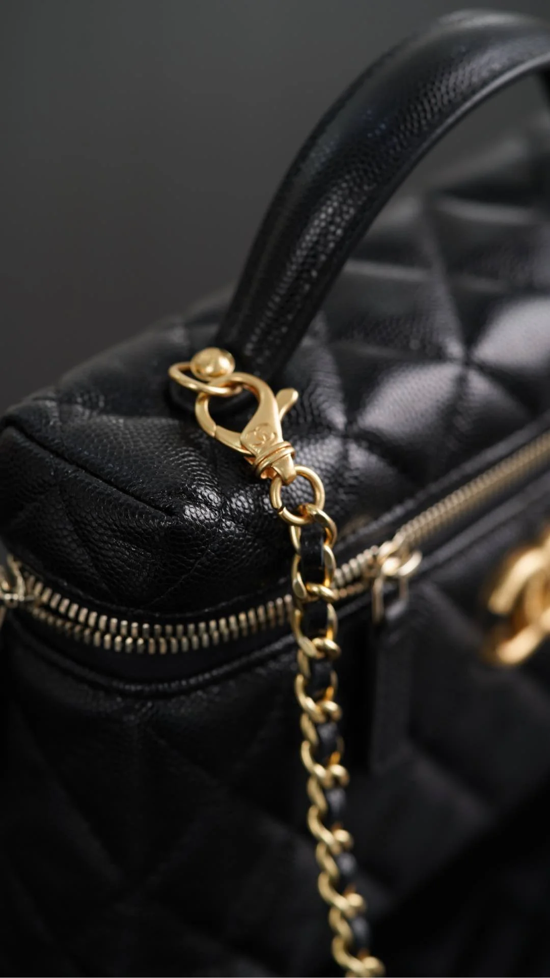 Сумка для ланча Chanel 25p Lychee Beef - черно-золотая