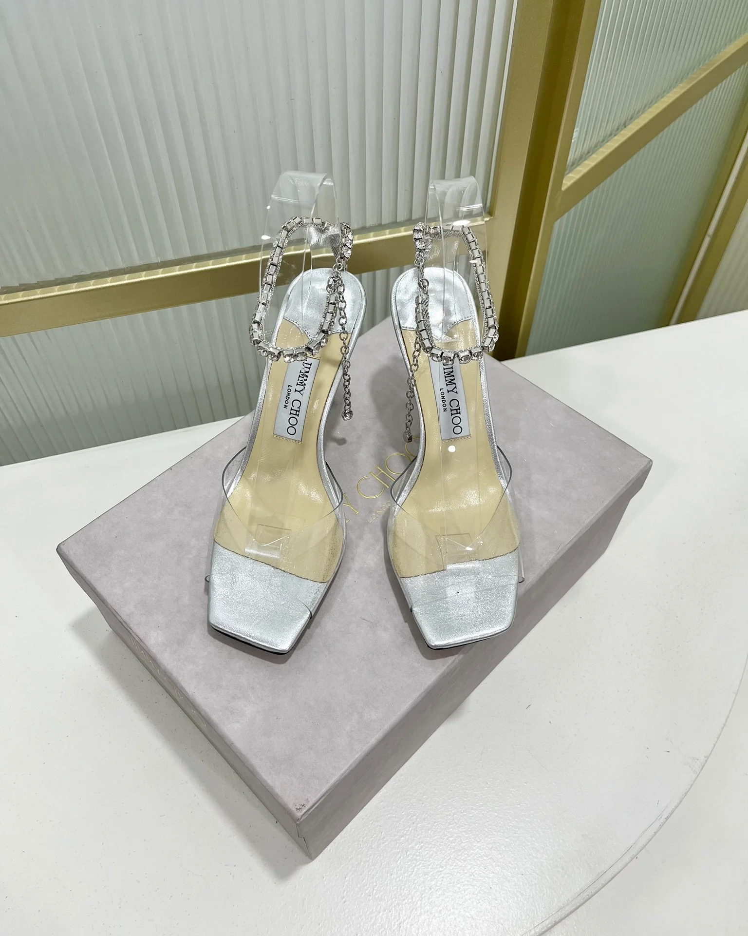 Jimmy - Новинка 2023 года - Босоножки на высоком каблуке с открытым носком и цепочкой - 8-5 см - Серебристые