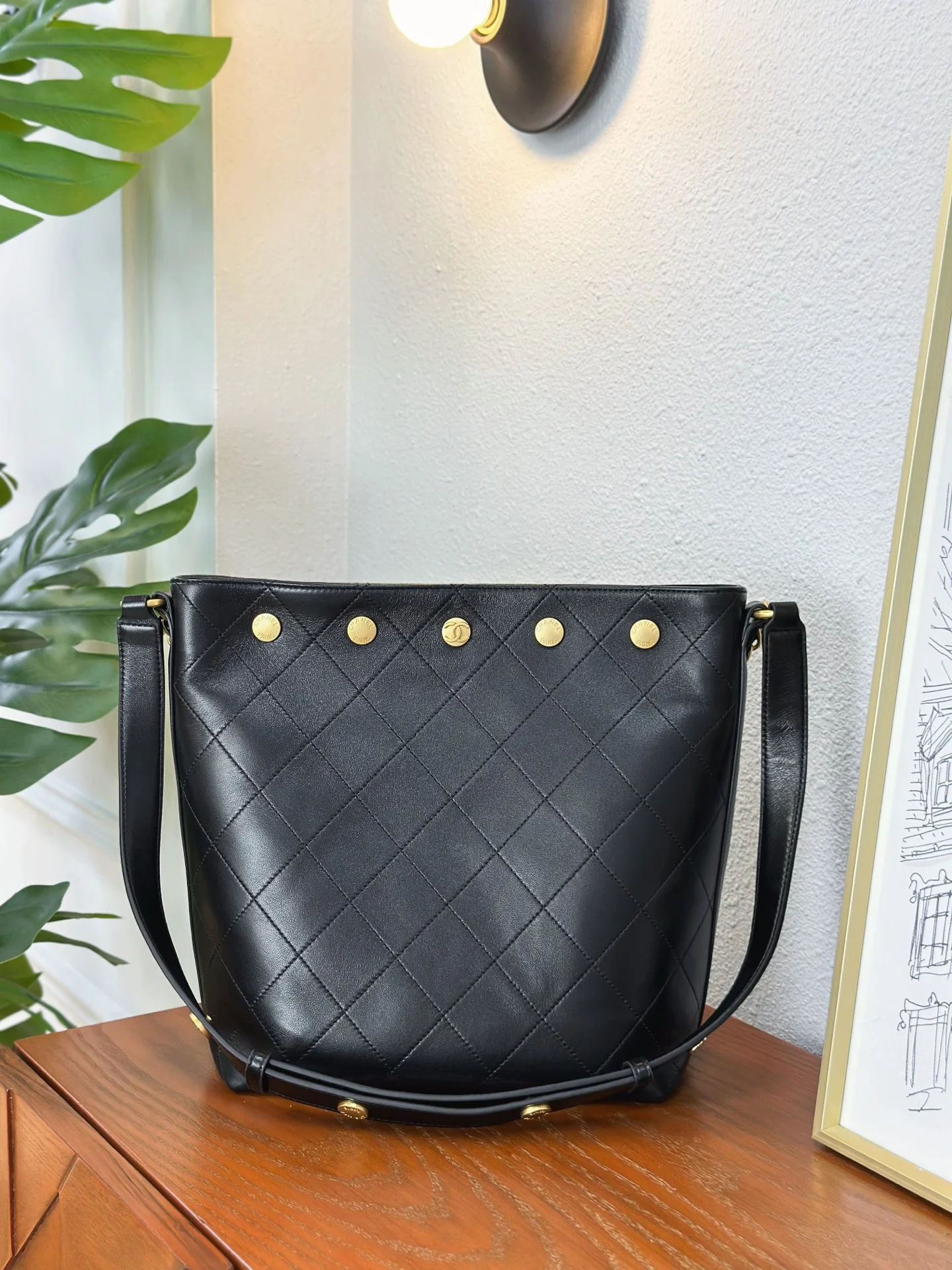 Сумка Chanel в стиле хиппи с золотой монетой 25 пенсов — черно-золотая.