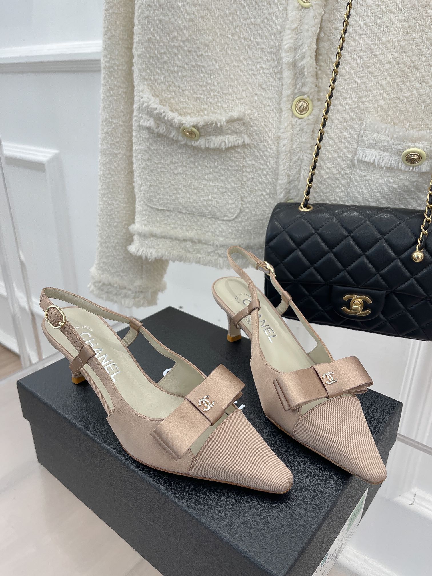 Новинка сезона весна/лето 2023 от Chanel - винтажные босоножки на высоком каблуке с бантом - 5 см - розовые