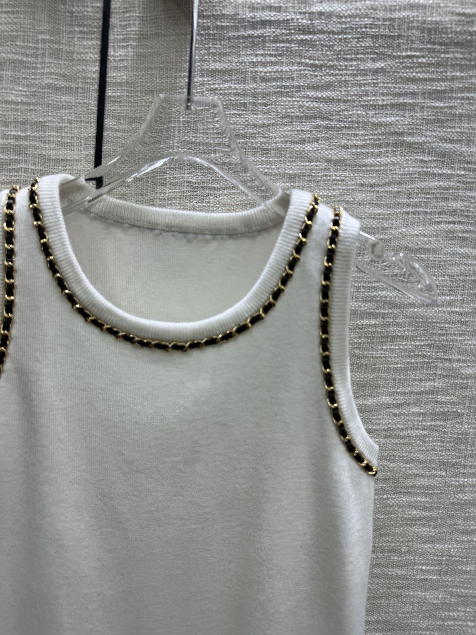 Жилет Chanel 2403 ручной вязки с цепочками - белый