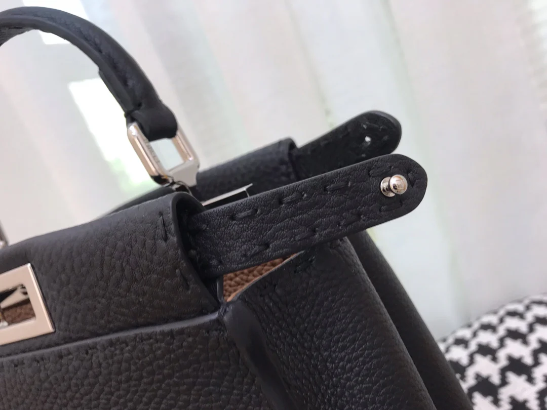 Мини-сумочка Fendi Peekaboo из черной кожи