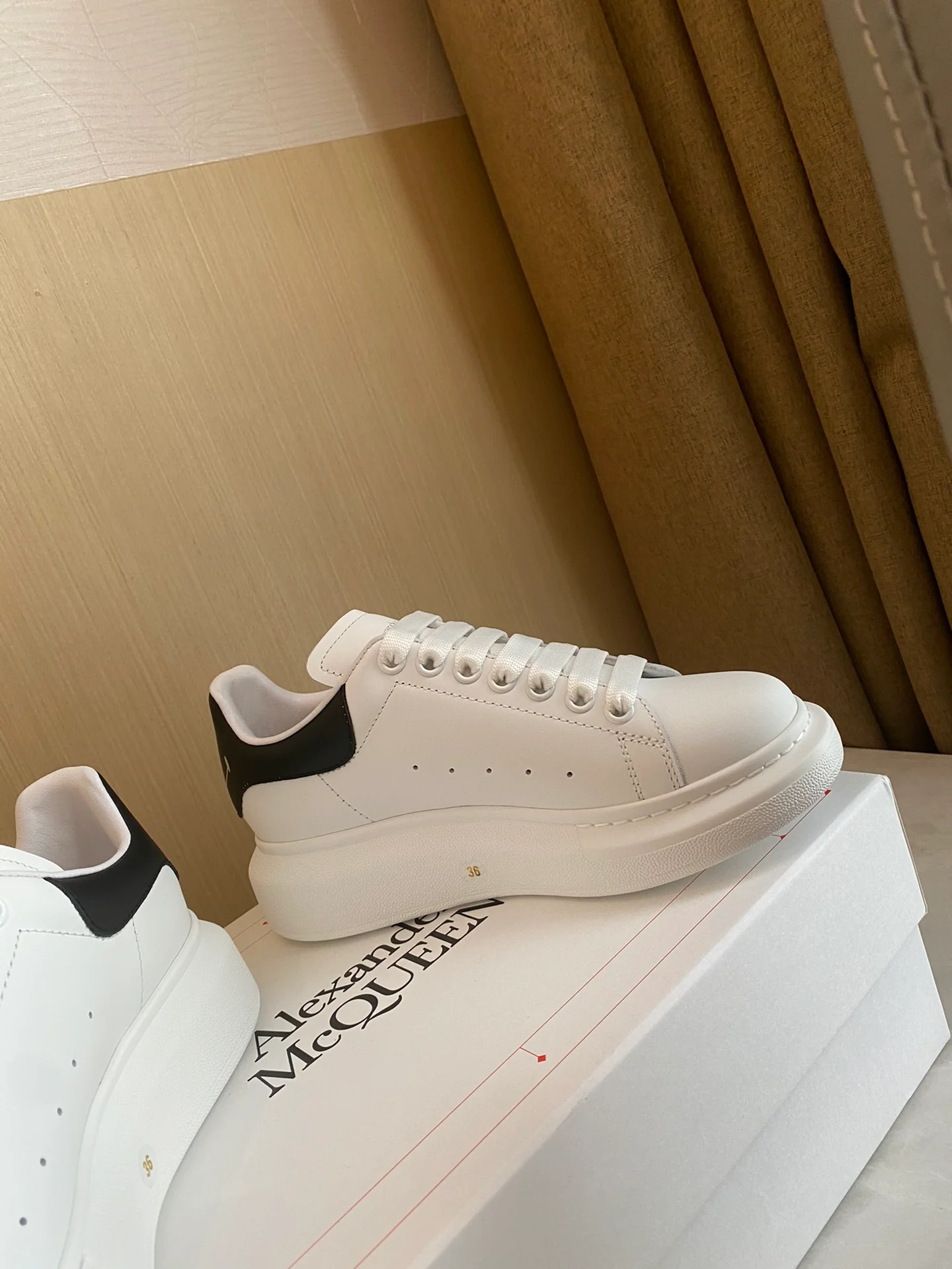 McQueen - Классические белые кроссовки - Улыбающаяся пятка - Черные