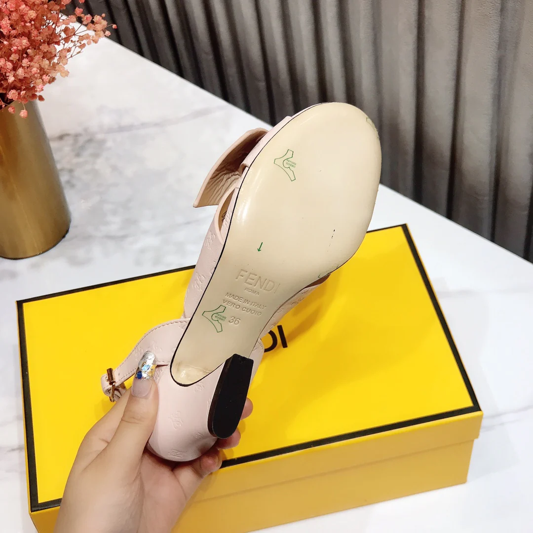 Весенняя коллекция Fendi 2022 — Сандалии на низком каблуке — Розовые