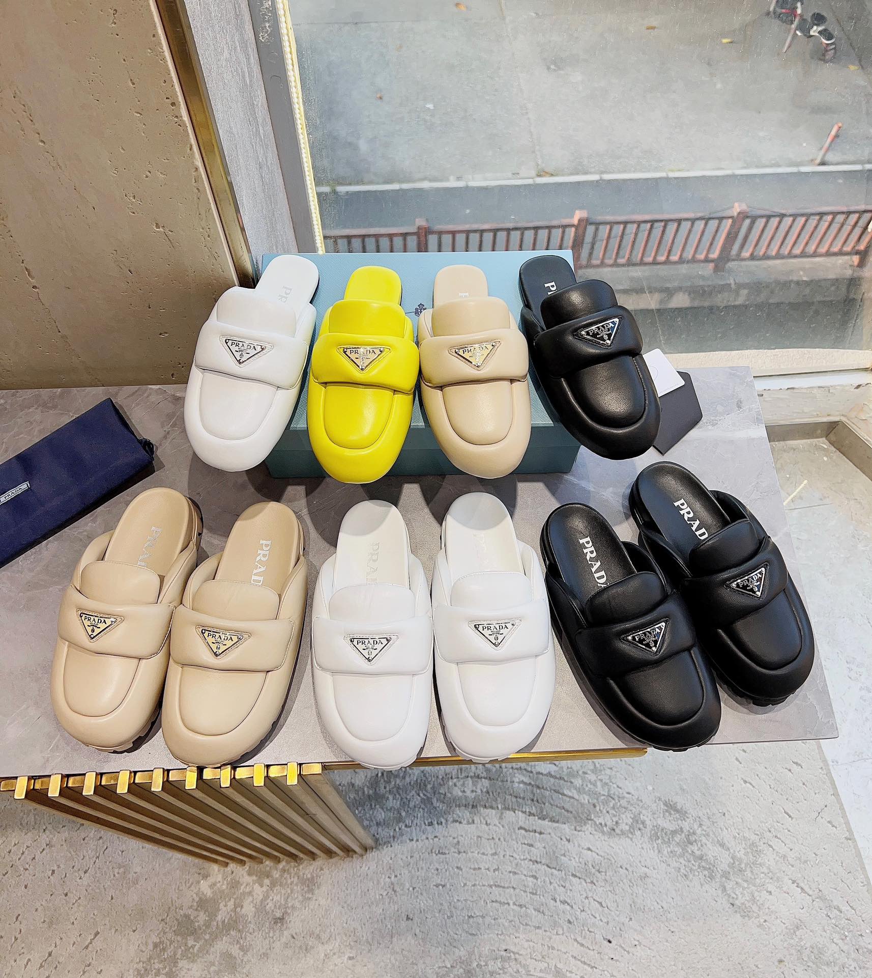 Новые поступления коллекции Prada ранней весны 2023 года - Стиль Хейли Бибер - Лоферы - Изображение коллекции