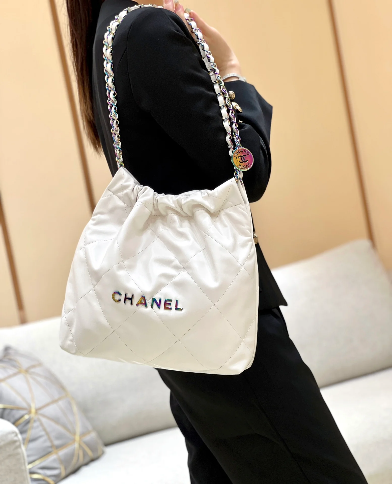 Новинка ранней весны в стиле Chanel — сумка Chanel 22, маленькая, белая.